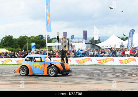 Le Hot Wheels rendono epico tour gare in Nord CarFest dotate: Stuntman Terry Grant completa azione audaci acrobazie in una vita-size Hot Wheels auto durante la sfilata a CarFest Nord dove: Chester, Regno Unito quando: 29 lug 2017 Credit: WENN.com Foto Stock