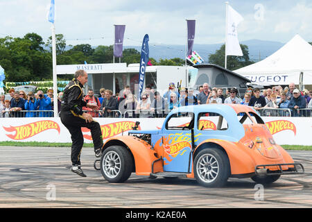 Le Hot Wheels rendono epico tour gare in Nord CarFest dotate: Stuntman Terry Grant completa azione audaci acrobazie in una vita-size Hot Wheels auto durante la sfilata a CarFest Nord dove: Chester, Regno Unito quando: 29 lug 2017 Credit: WENN.com Foto Stock