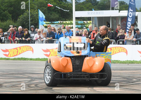 Le Hot Wheels rendono epico tour gare in Nord CarFest dotate: Stuntman Terry Grant completa azione audaci acrobazie in una vita-size Hot Wheels auto durante la sfilata a CarFest Nord dove: Chester, Regno Unito quando: 29 lug 2017 Credit: WENN.com Foto Stock