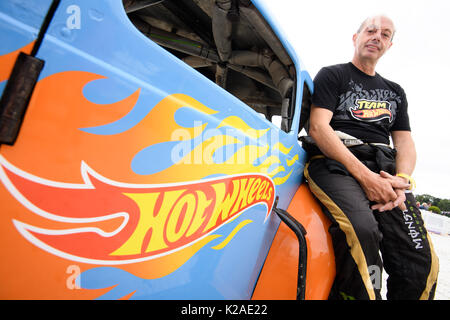 Le Hot Wheels rendono epico tour gare in Nord CarFest dotate: Stuntman Terry Grant completa azione audaci acrobazie in una vita-size Hot Wheels auto durante la sfilata a CarFest Nord dove: Chester, Regno Unito quando: 29 lug 2017 Credit: WENN.com Foto Stock