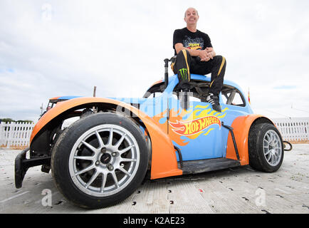 Le Hot Wheels rendono epico tour gare in Nord CarFest dotate: Stuntman Terry Grant completa azione audaci acrobazie in una vita-size Hot Wheels auto durante la sfilata a CarFest Nord dove: Chester, Regno Unito quando: 29 lug 2017 Credit: WENN.com Foto Stock