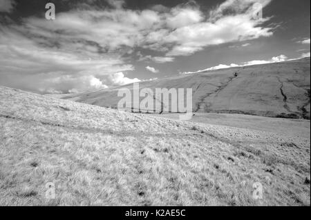 Cwm Tawe visto da a fianco della seconda cascata principale su Nant Llyn y. Foto Stock