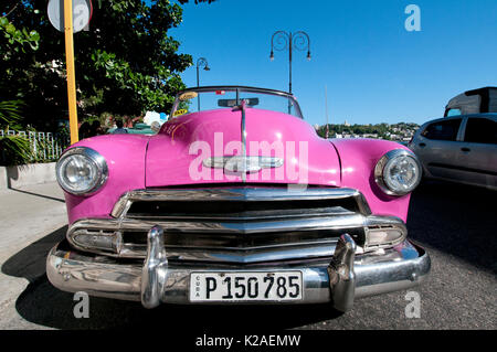 Rosa 1953 Chevy convertible taxi parcheggiato nella Vecchia Havana Cuba Foto Stock