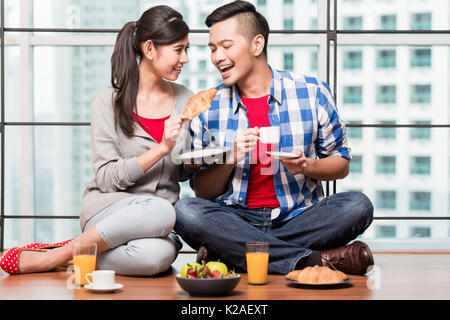 Giovane indonesiano giovane con prima colazione Foto Stock