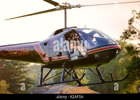 Elicottero di decollare per eseguire la fotografia aerea, LANCASTER PENNSYLVANIA Foto Stock