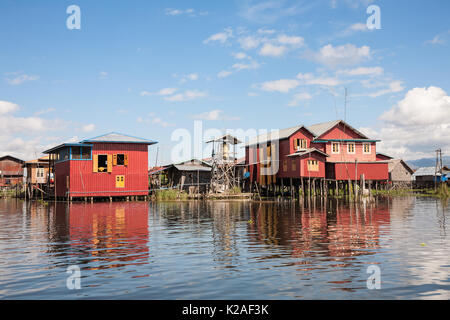 Un villaggio con case su palafitte sulle rive del Lago Inle in stato Shan in Birmania centrale Foto Stock