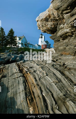 Uniche formazioni rocciose circondano Pemaquid point lighthouse nel Maine. Si tratta di uno dei più fotografati posizioni sulla costa rocciosa. Foto Stock