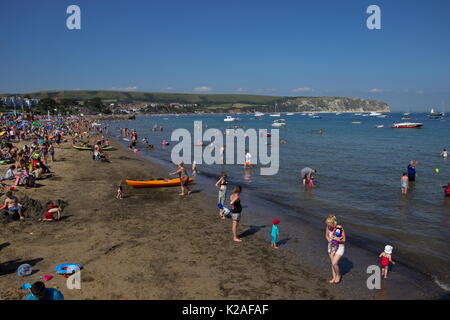 I vacanzieri per godersi la spiaggia swanage dorset Foto Stock