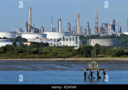 La stazione di servizio Esso raffineria di petrolio a fawley new forest Hampshire petrolio greggio petrolio impianto di lavorazione chimica carburanti e gas di elaborazione di petrolio Foto Stock