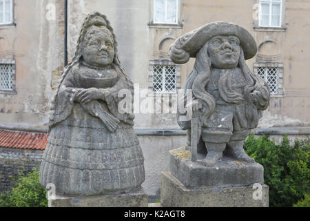 Statue di nani da Austrian-Bohemian scultore Barocco Matthias Bernhard Braun installato nella parte anteriore del castello di Nové Město nad Metují in Boemia orientale, Repubblica Ceca. Foto Stock