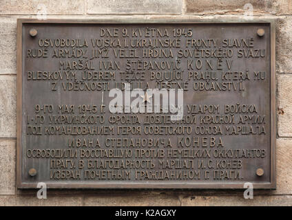 Una lapide commemorativa dedicata alla liberazione di Praga da parte dell'Armata Rossa il 9 maggio 1945 installato sul vecchio Municipio (Staroměstská radnice) nella piazza della Città Vecchia di Praga, Repubblica Ceca. Testo in ceco e russo significa: Il 9 maggio 1945, le truppe del primo fronte ucraino del valoroso esercito rosso sotto il comando dell'eroe dell'Unione Sovietica, il Maresciallo Ivan Konev impetuoso liberata di Praga, che era difficilmente ribellarci contro gli invasori tedeschi. In gratitudine il maresciallo Ivan Konev fu eletto per essere il cittadino onorario di Praga. Foto Stock