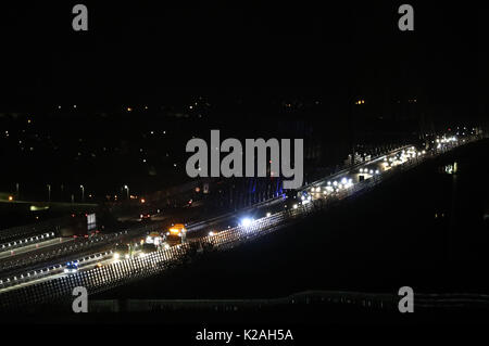 La polizia piombo un convoglio di veicoli che si rende il loro cammino lungo la direzione sud trasporto via della Queensferry Crossing come si apre al traffico per la prima volta. Foto Stock