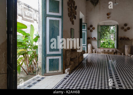 Una delle camere decorate con ceramiche e piastrelle del pavimento è bianco e nero con piastrelle geometrica a Hacienda Yaxcopoil, Yaxcopoil, Yucatan, Messico. Foto Stock