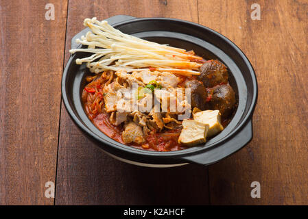 Zuppa kimchi noodle in una pentola Foto Stock