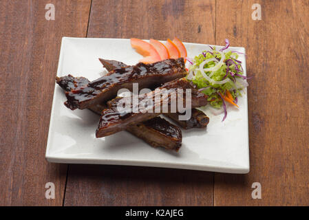 A fette tostate barbecue costolette di maiale, focus sulla carne tagliata a fettine Foto Stock