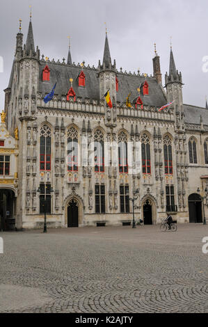 Le spalliere gotiche decorate municipio della città medievale di Bruges / bruges in piazza burg, Fiandre occidentali, Belgio Foto Stock