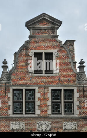 Il fiammingo decorativo gables dell'edificio medievale di tetti in Fiandra occidentale città di Brugge / bruges Foto Stock