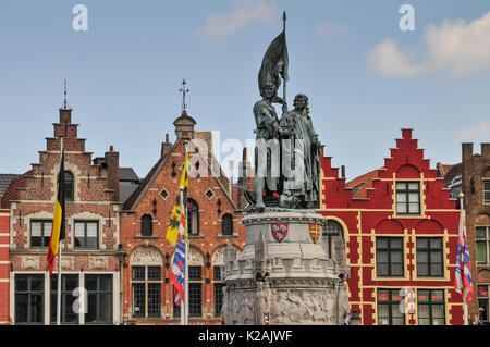 Fiammingo colorati gables di ristoranti in piazza del mercato della città medievale di Bruges / bruges nelle Fiandre occidentali, Belgio Foto Stock