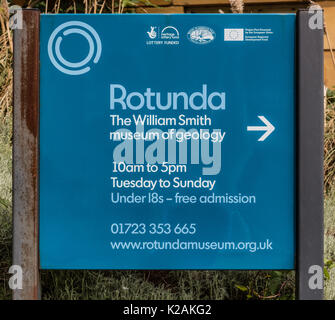 Un segno per la Rotunda Museum in Scarborough Foto Stock