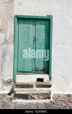 Antichi verde porta di legno in un edificio a Lanzarote Foto Stock