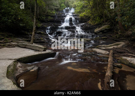 Cascate minnehaha sono sul ramo cade tra le sue sorgenti su terreni sassosi e di montagna dove si svuota nel lago rabun. Essi sono circa 100 m. alto, e probabilmente la più bella cascata in North Georgia. Essa è facilmente accessibile off bear gap road vicino al lago rabun nella città di lakemont. Una delle caratteristiche più interessanti di minnehaha è il letto di quarzo ai piedi delle cascate. Foto Stock