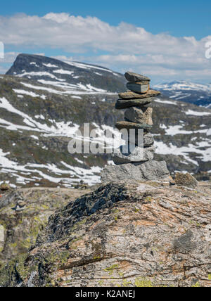 Stack equilibrata di pietre a dalsnibba con la montagna e la neve come sfondo Foto Stock