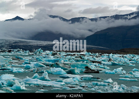 Iceberg galleggianti nel lago glaciale di Jokulsarlon - Islanda Foto Stock