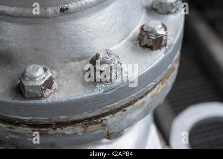 Metallo arrugginito flangia in pesanti industriali Foto Stock