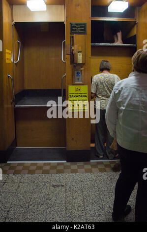 Praga Lucerna, paternoster lift Foto Stock