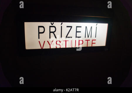 Praga Lucerna, sollevamento paternoster, PIANO TERRA USCIRE Foto Stock