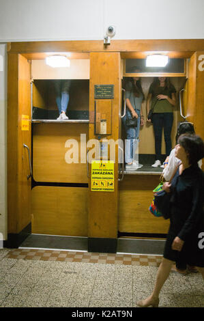 Praga Lucerna, paternoster lift Foto Stock