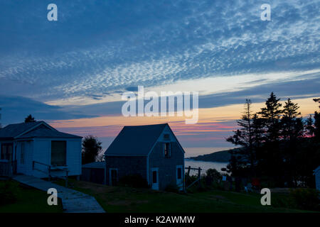 Stati Uniti maine me monhegan isola nella baia di Penobscot nell'oceano atalntic sera cielo sopra cabine Foto Stock