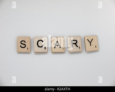 Llanelli, Wales, Regno Unito - 28 agosto 2017: parola 'Scary' in piastrelle di Scrabble su sfondo bianco. Scrabble è un gioco divertente ed educativo distribuito da Hasbr Foto Stock