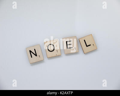 Llanelli, Wales, Regno Unito - 28 agosto 2017: parola 'Noel' in piastrelle di Scrabble su sfondo bianco. Scrabble è un gioco divertente ed educativo distribuito da Hasbro Foto Stock