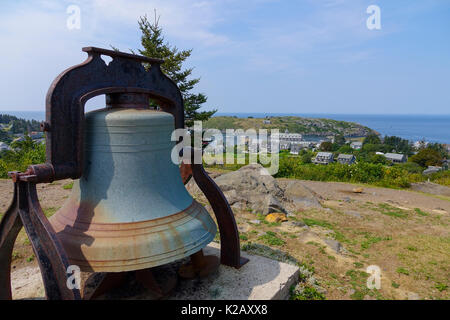 Stati Uniti Maine ME Monhegan Island vista del centro della città dal faro antinebbia vecchia campana in primo piano Foto Stock