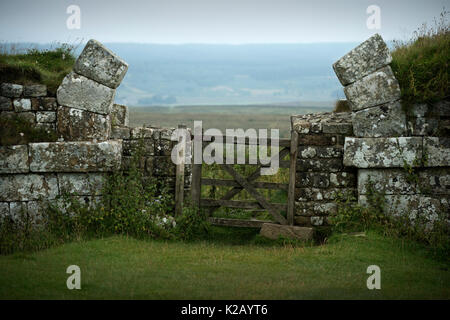 Il Vallo di Adriano, Northumberland, Inghilterra. Agosto 2017 Milecastle 37 mostra porta nord archway. Wikipaedia: Vallo di Adriano (latino: Vallum Aelium), anche Foto Stock