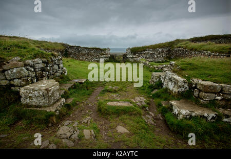 Il Vallo di Adriano, Northumberland, Inghilterra. Agosto 2017 Milecastle 37 mostra porta nord archway. Wikipaedia: Vallo di Adriano (latino: Vallum Aelium), anche Foto Stock