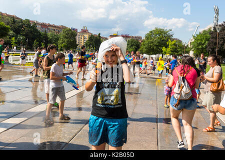 Sofia, Bulgaria - 8 Luglio 2017: i bambini e gli adulti di partecipare in una lotta con le pistole di acqua e di acqua di altre apparecchiature di spruzzatura nel centro di Sofia. Foto Stock