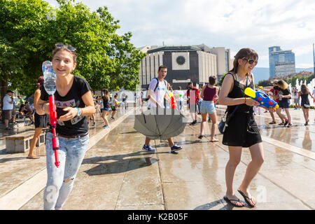 Sofia, Bulgaria - 8 Luglio 2017: i bambini e gli adulti di partecipare in una lotta con le pistole di acqua e di acqua di altre apparecchiature di spruzzatura nel centro di Sofia. Foto Stock