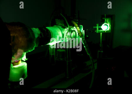 Potente verde industriali apparecchiature laser in un laboratorio di ricerca in fisica. Fisica dello stato solido lab. Amplificazione di luce mediante emissione stimolata di Foto Stock