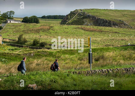 Il Vallo di Adriano, Northumberland, Inghilterra. Agosto 2017 guardando verso l'acciaio Rigg e sbucciate Grags da due volte di infuso di Wikipaedia: Vallo di Adriano (latino: Va Foto Stock