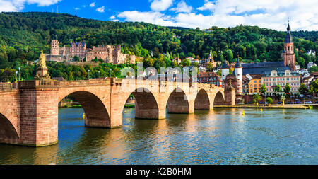 Viaggi in Germania - bellissima medievale città di Heidelberg. Vista panoramica con Karl Theodor bridge Foto Stock