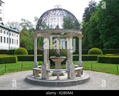 Splendido padiglione bianco con mini fontana del Giardino Inglese, Innsbruck, Austria Foto Stock