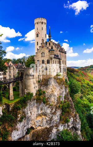 Lichtenstein impressionante castello medievale sulle rocce,vista panoramica,Germania. Foto Stock