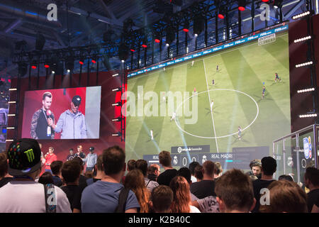 Colonia, Germania - 26 agosto 2017 - giocatore professionista giocare Fifa 18 Foto Stock