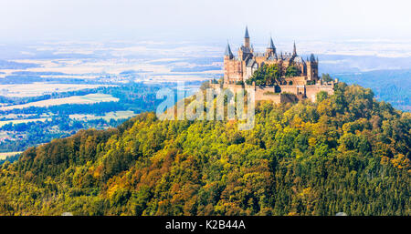 Impressionante Hohenzollern Castello medievale in foresta,Germania. Foto Stock