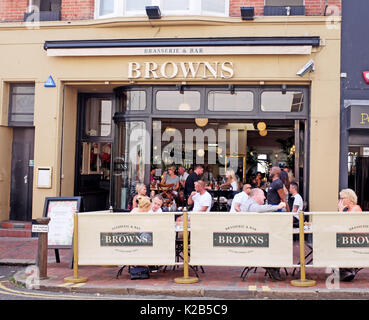 Brighton viste in estate in agosto 2017 - Famoso Browns Bar & Brasserie ristorante in centro città con persone mangiare fuori fotografia scattata da Simone da Foto Stock