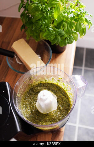 Rendendo home italiani fatte il pesto con basilico formaggio parmigiano aglio e pinoli con olio di oliva Foto Stock