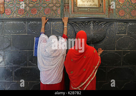 India. Il 29 agosto, 2017. I musulmani del Kashmir donne pregare all'interno del Shah-e-Hamdan santuario per commemorare l anniversario della morte di studioso Sufi Mir Syed Ali Hamadani a Srinagar, controllata indiano Kashmir, martedì 29 agosto 2017 centinaia di Kashmiris ha visitato il santuario di Hamadani, che è nato in Iran, Kashmir ha visitato diverse volte e ha giocato un ruolo influente nella diffusione dell Islam in valle. Credito: Umer Asif/Pacific Press/Alamy Live News Foto Stock