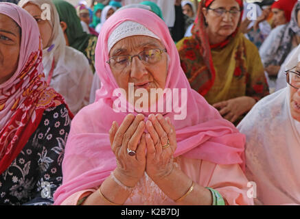 India. Il 29 agosto, 2017. Un musulmano del Kashmir donna prega al di fuori del Shah-e-Hamdan santuario per commemorare l anniversario della morte di studioso sufi Mir Syed Ali Hamadani in Indiana Srinagar Kashmir controllata, martedì 29 agosto 2017 centinaia di Kashmiris ha visitato il santuario di Hamadani, che è nato in Iran, Kashmir ha visitato diverse volte e ha giocato un ruolo influente nella diffusione dell'Islam nella valle di credito: Umer Asif/Pacific Press/Alamy Live News Foto Stock